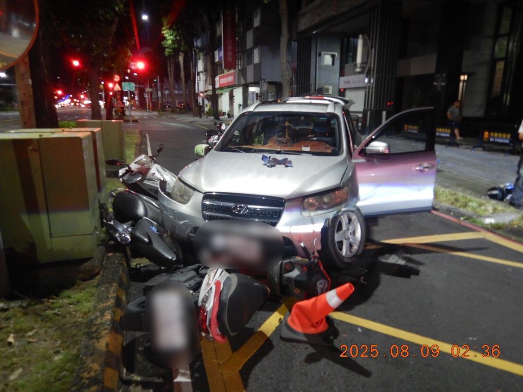 扯! 休旅車逆向「保齡球式」撞13機車 車內起出毒品