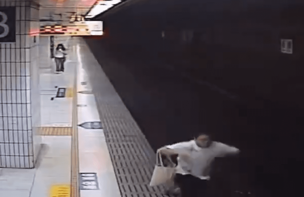 看手機不看路！ 　板橋車站第二月台旅客跌落軌道