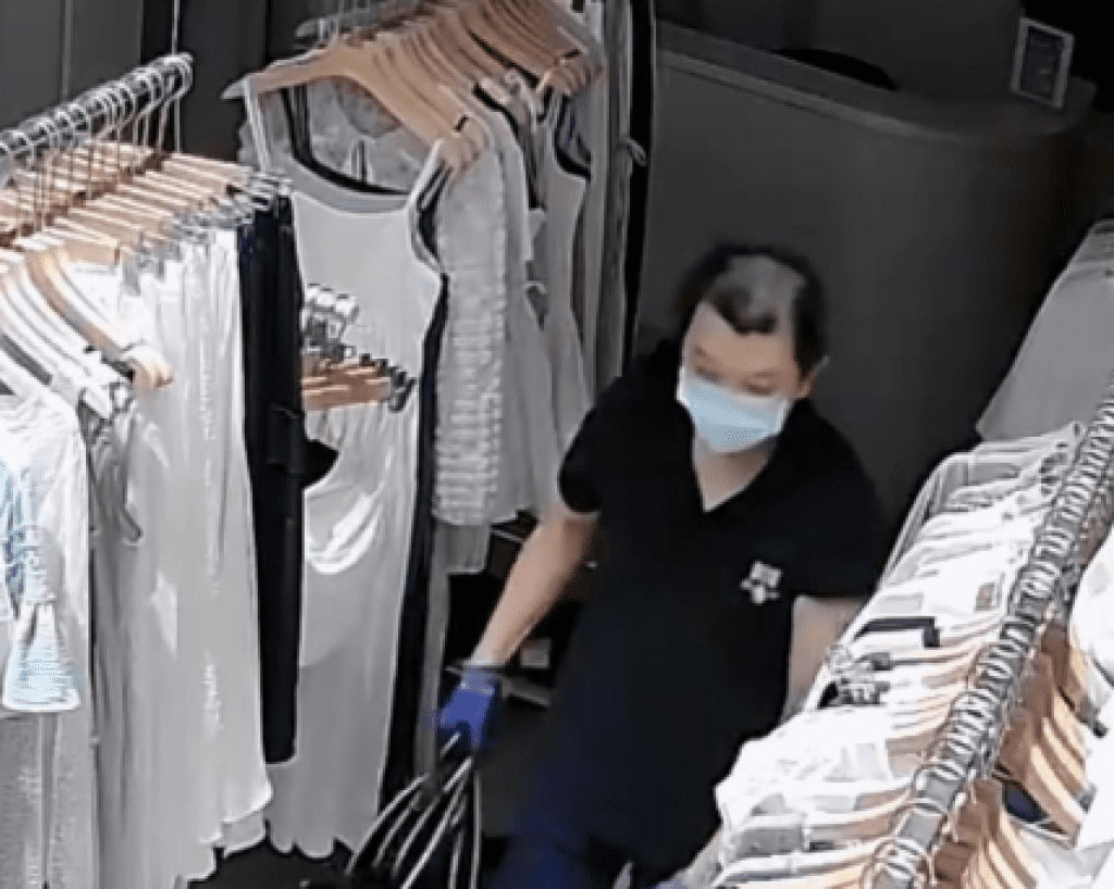 影／一中街商圈大盜！撬開門鎖進入店內偷走現金　店家怒PO監視器曝光長相