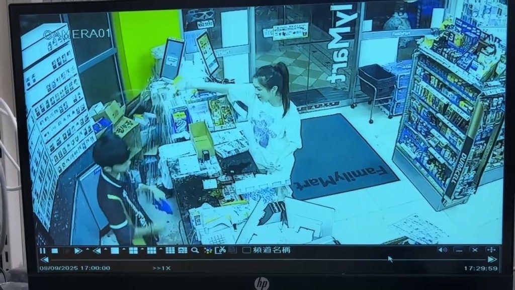 影／台中女大鬧超商！櫃台砸破玻璃酒瓶「再搖啤酒開罐往店員噴」　網友看傻眼