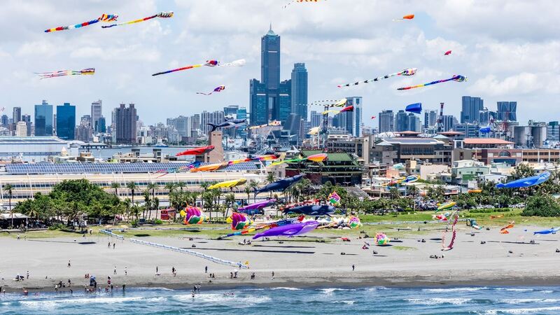 高雄旗津風箏節2025攻略｜巨型紫鯨風箏、42米滑水道、比基尼電音趴，交通管制一次看