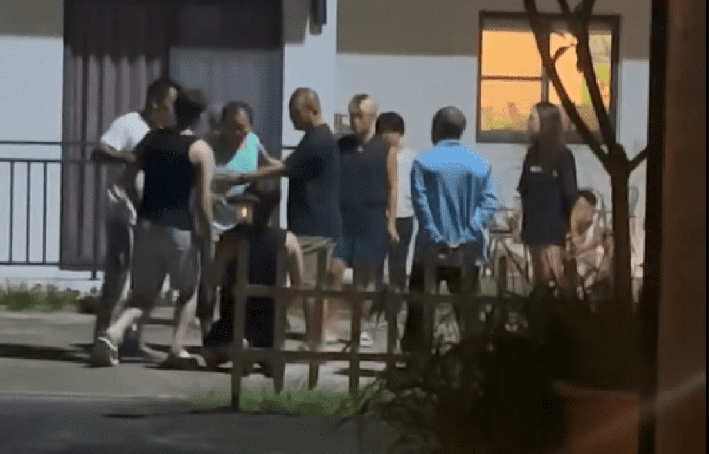 影／小琉球行車糾紛！遊客被當地潛水店老闆「亮刀打耳光逼下跪」影片曝光　老闆發聲明道歉