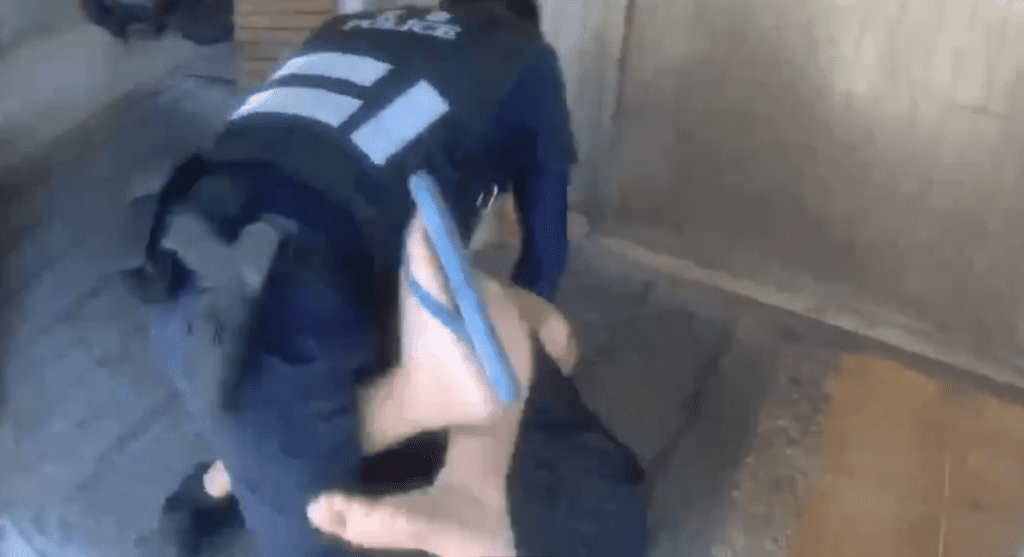 通緝犯拒檢逃逸撞車　苗警拉出車外逮捕