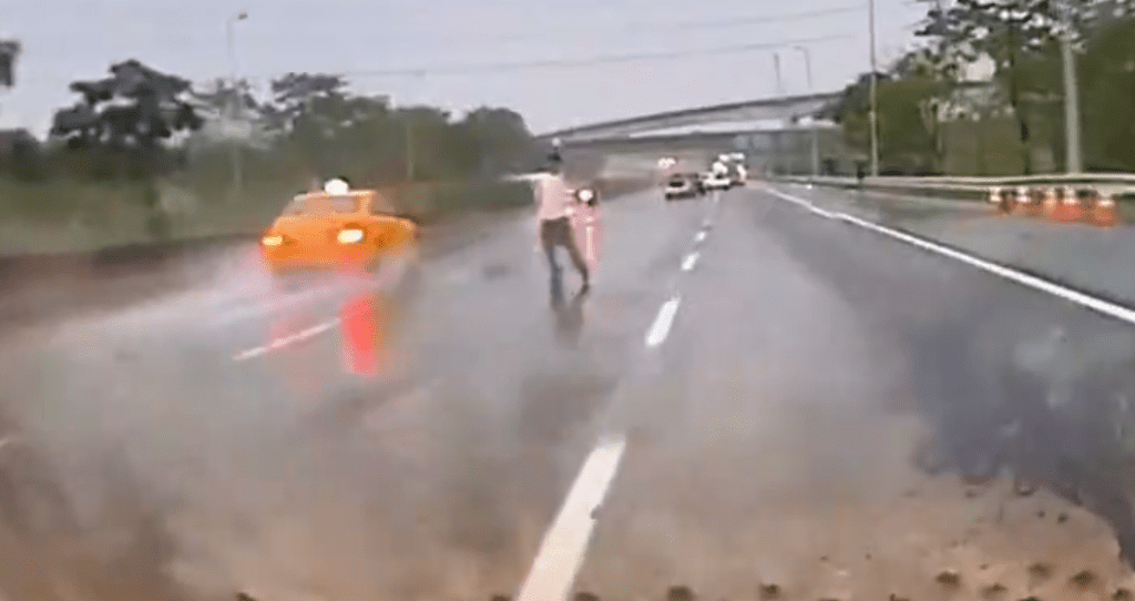 危險! 國道3號車禍男子竟下車指揮交通 危險! 國道3號車禍男子竟下車指揮交通