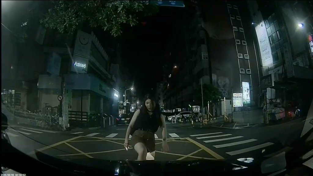 影/喝醉?女凌晨過馬路突攔車大罵 走上前出腳踹車頭嚇壞駕駛 影/喝醉?女凌晨過馬路突攔車大罵 走上前出腳踹車頭嚇壞駕駛