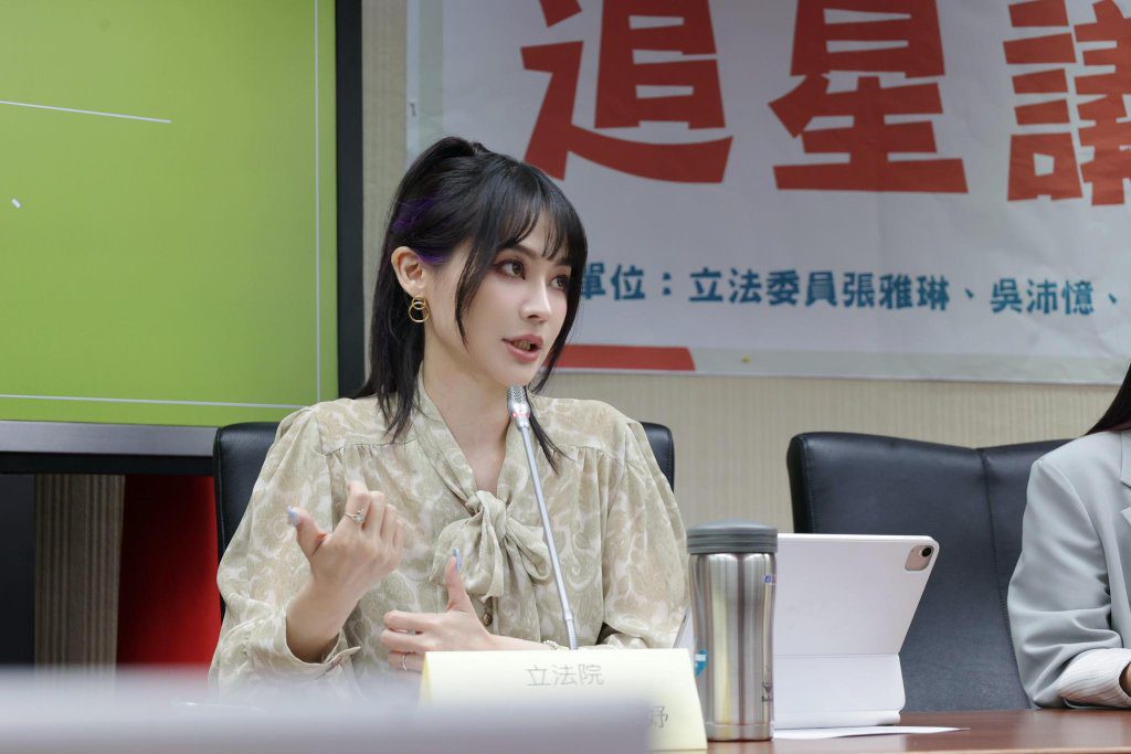 邱鎮軍批「雲豹駙馬」反被爆持股 賴品妤酸:快看什麼是流氓態度 邱鎮軍批「雲豹駙馬」反被爆持股 賴品妤酸:快看什麼是流氓態度