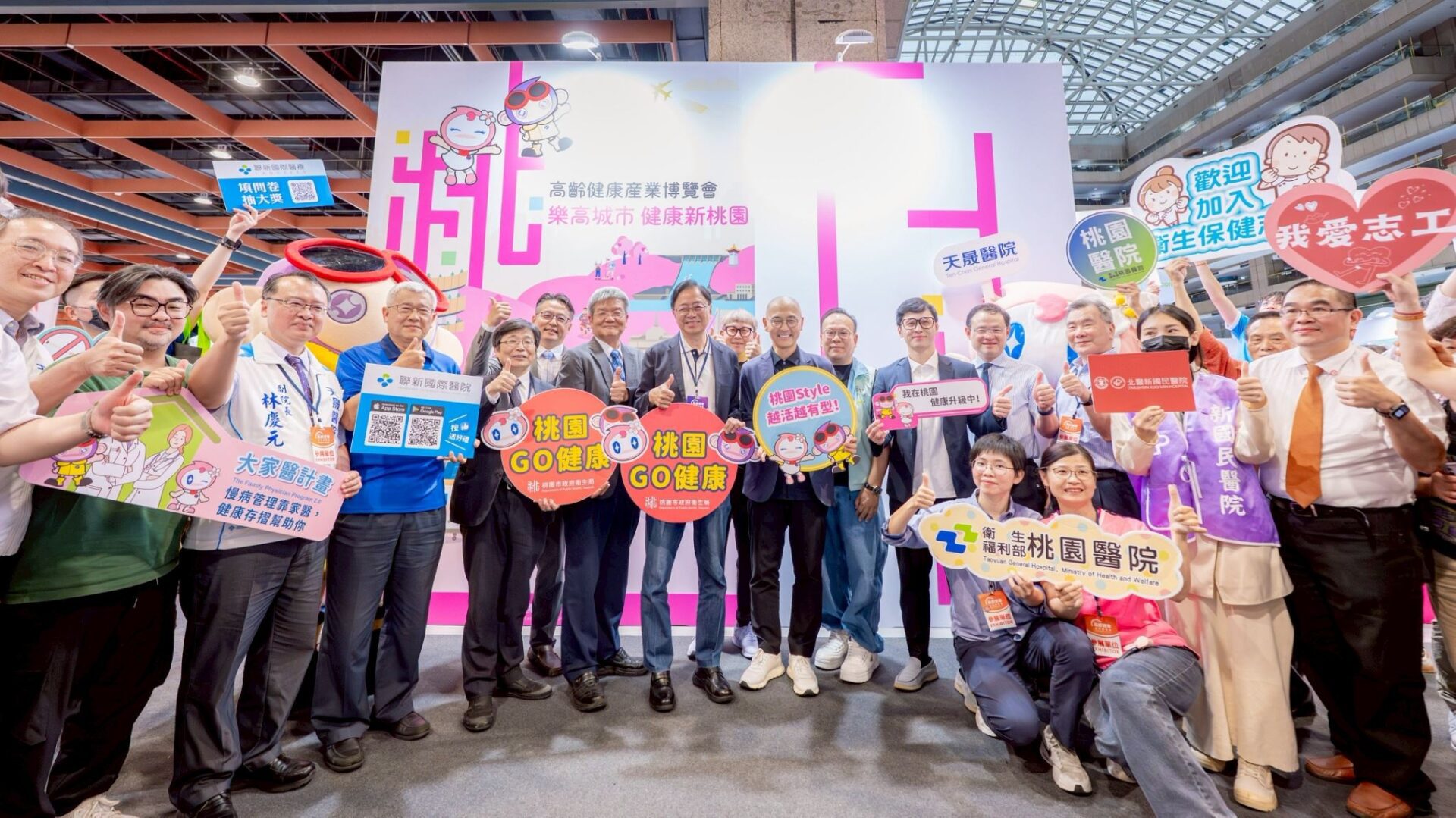 張善政參觀高齡健康產業博覽會 盼長輩在桃園安享晚年