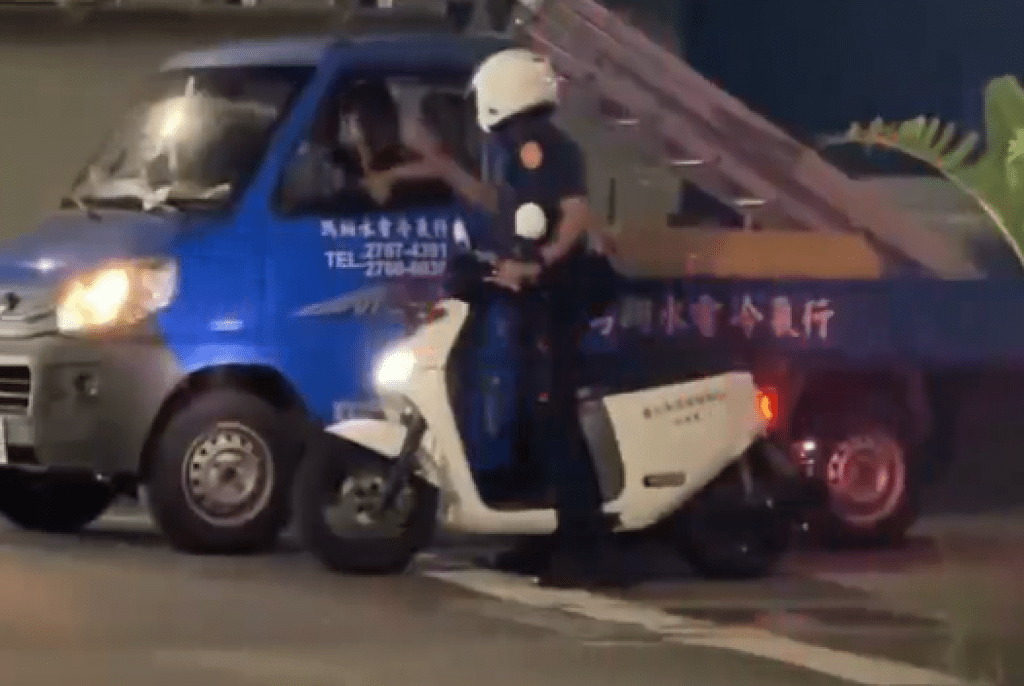 影/貨車駕駛疑違規遭攔!當場大吼說沒錢 嗆警:你開槍打我啦 影/貨車駕駛疑違規遭攔!當場大吼說沒錢 嗆警:你開槍打我啦