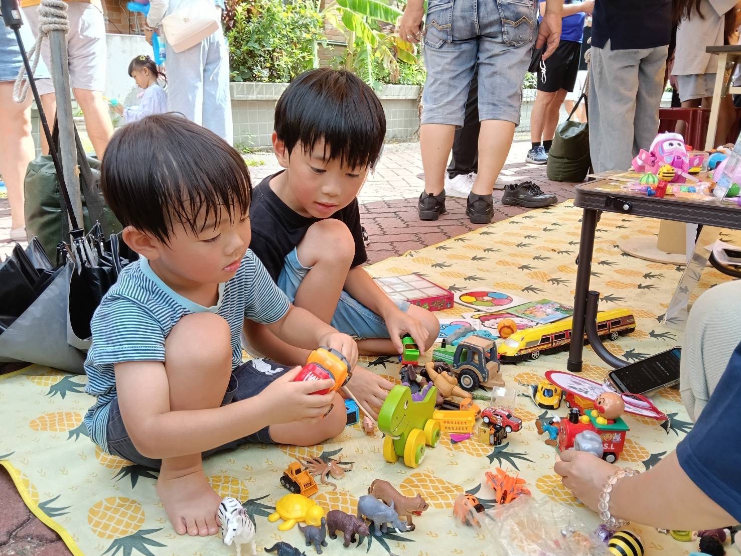 「鬼針草大作戰」基隆快閃　紅磚大道變身孩子們的夏日水戰樂園