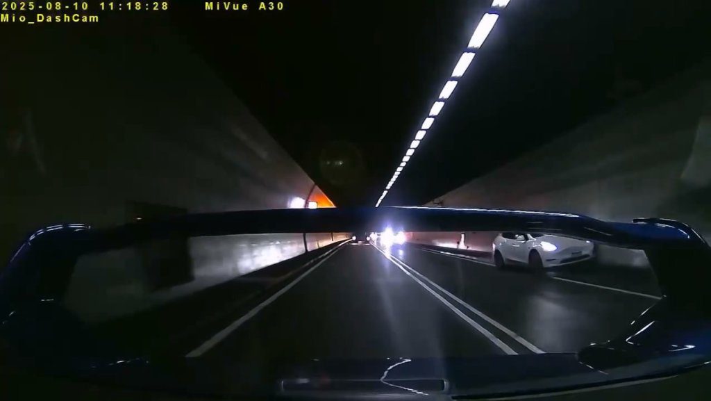 影/特斯拉雪隧失控!突偏移衝出車道撞牆 目擊駕駛:碰一聲超可怕 影/特斯拉雪隧失控!突偏移衝出車道撞牆 目擊駕駛:碰一聲超可怕