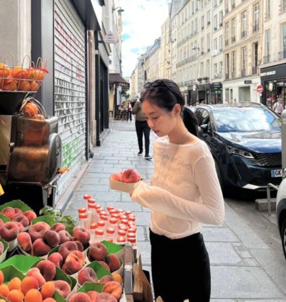 Jennie巴黎街頭穿平價上衣逛水果攤 韓網掀搶購潮 Jennie巴黎街頭穿平價上衣逛水果攤 韓網掀搶購潮