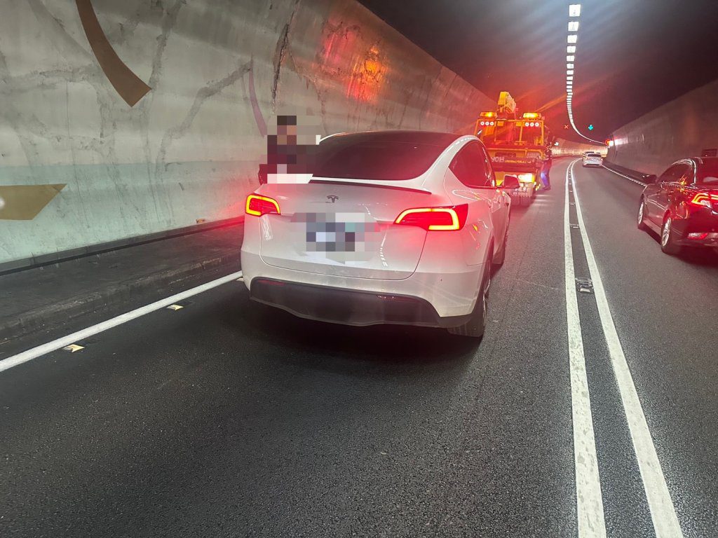 雪隧特斯拉自撞隧道壁輪框散落! 北向車流回堵近1小時 雪隧特斯拉自撞隧道壁輪框散落! 北向車流回堵近1小時