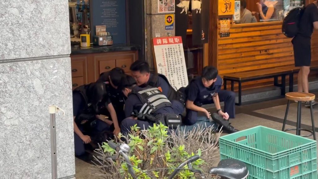 影/男嗆隱家拉麵店員!還跟客人吵架瘋狂罵警察 遭電擊壓制趴地 影/男嗆隱家拉麵店員!還跟客人吵架瘋狂罵警察 遭電擊壓制趴地
