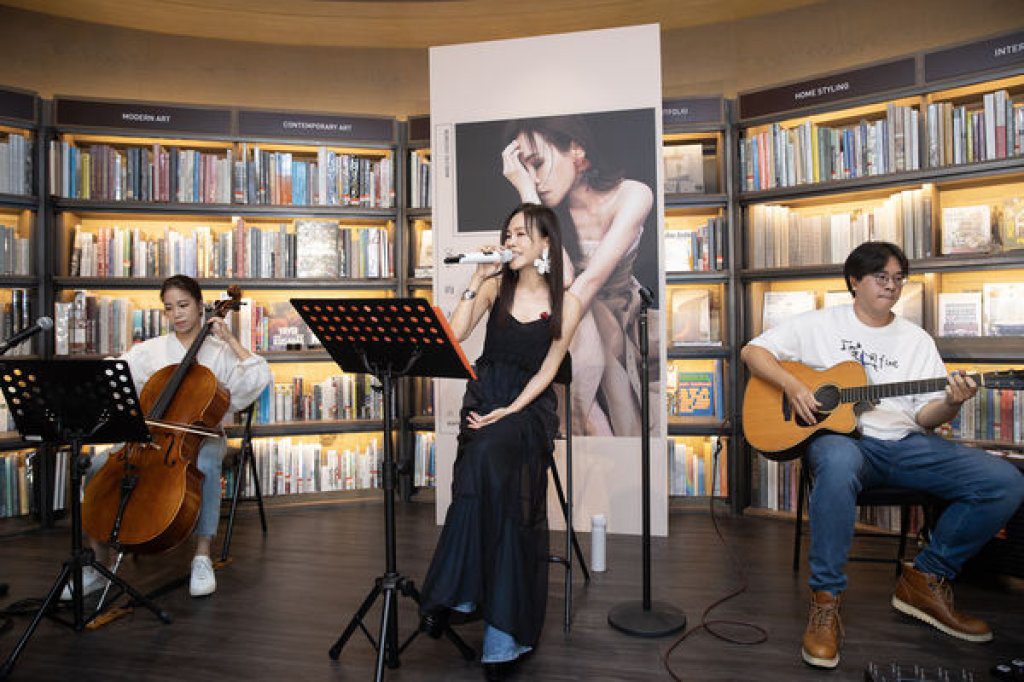 彭佳慧助陣A-Lin後拚趕場!隔日現身台北簽唱會開唱 彭佳慧助陣A-Lin後拚趕場!隔日現身台北簽唱會開唱