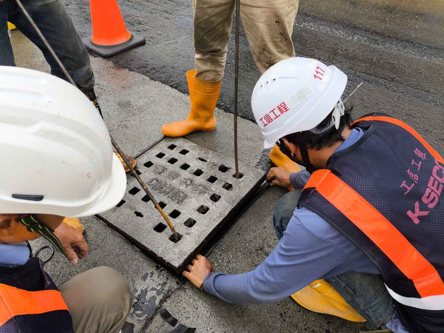 高雄捷運黃線澄清路段施工完成水溝蓋降噪防滑  近期進行路面修繕增進行車安全