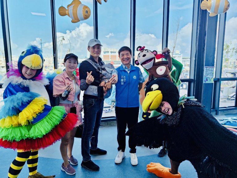 誰把沙池溜滑梯搬到港邊　蚵子寮海洋漁業親子館歡樂登場