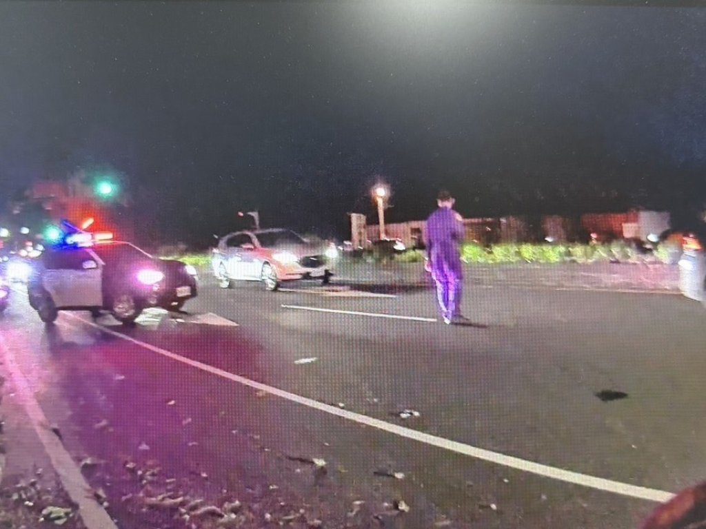 你累了嗎? 駕駛稱恍神自撞外側護欄 翻車三人送醫 你累了嗎? 駕駛稱恍神自撞外側護欄 翻車三人送醫