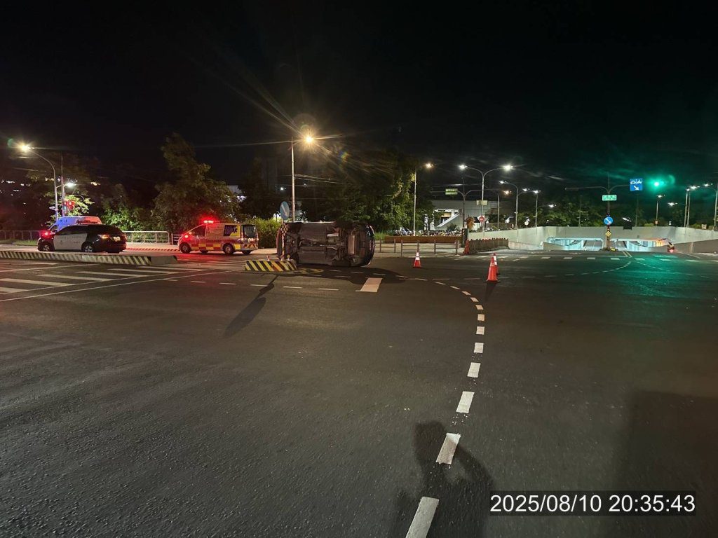 左轉自撞行人庇護島! 轎車側翻如立筊 3人輕傷送醫 左轉自撞行人庇護島! 轎車側翻如立筊 3人輕傷送醫