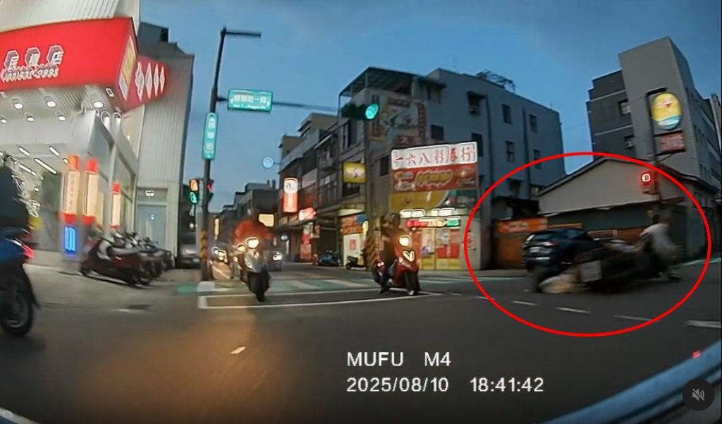 新竹路口驚險!疑切西瓜釀車禍 孩童摔落惹眾怒 新竹路口驚險!疑切西瓜釀車禍 孩童摔落惹眾怒