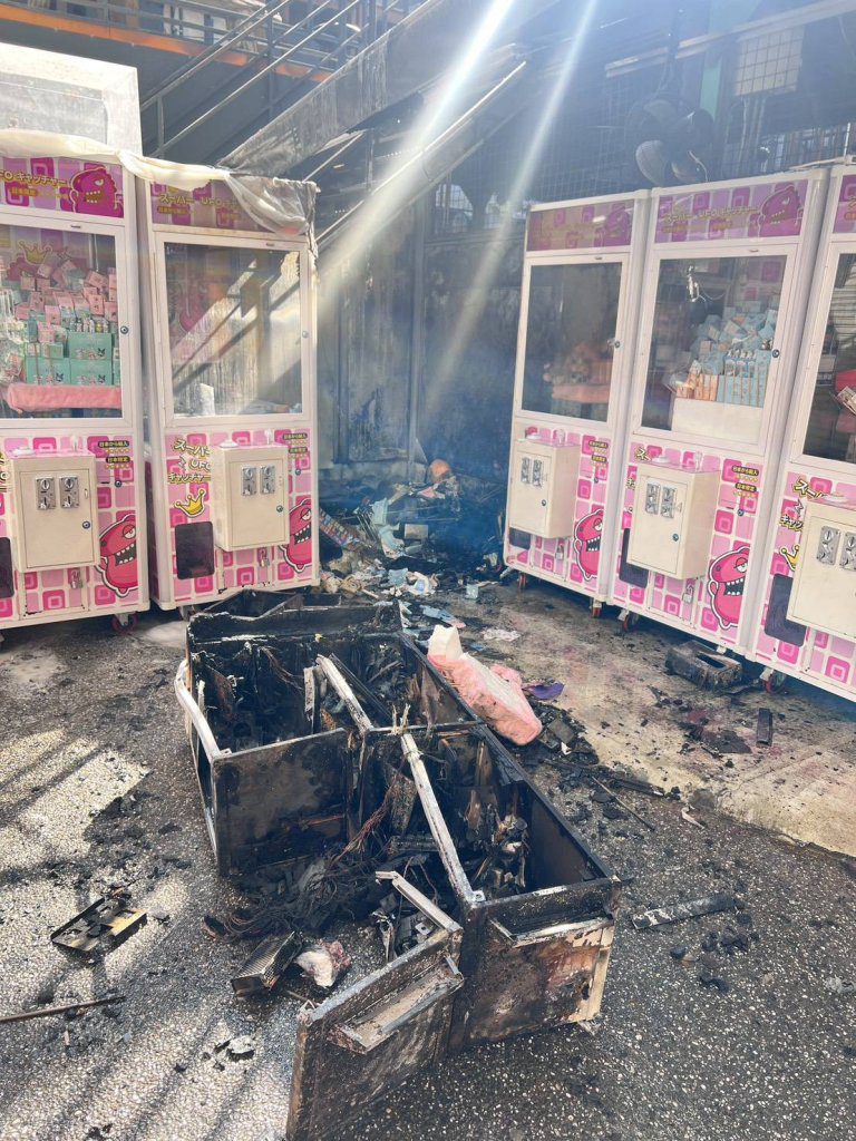 火光狂燒娃娃機！台中男疑縱火　警方快速破案送辦