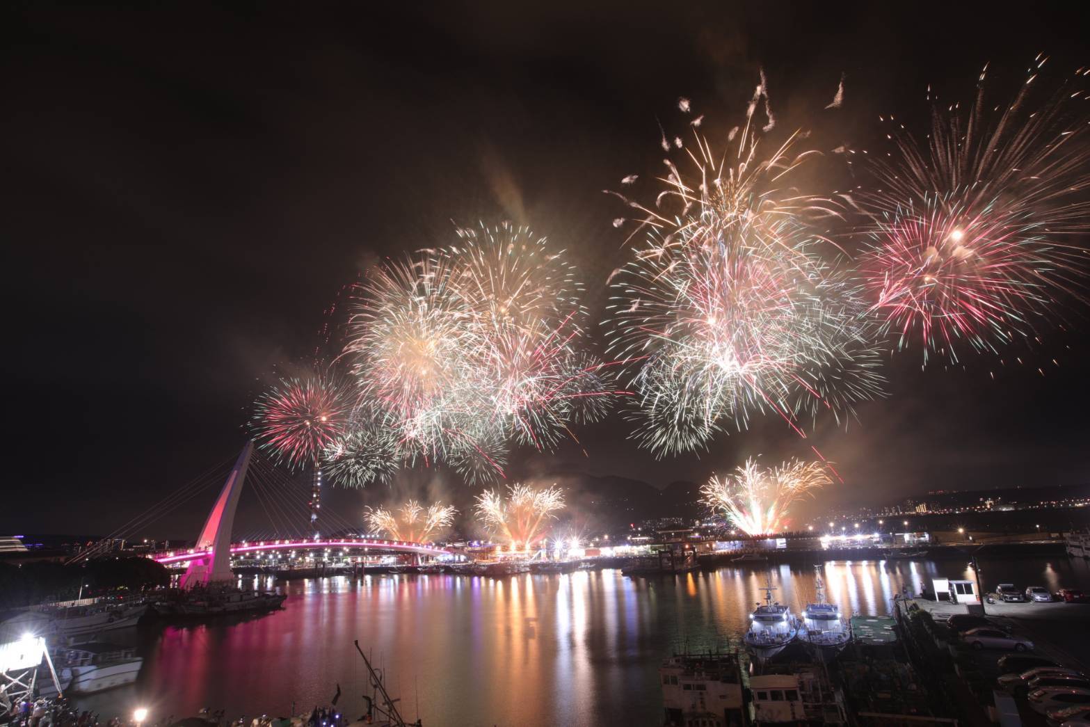 仲夏繽紛樂煙火秀8/10首放  近6萬人齊聚漁人碼頭賞煙花、觀北藝季走秀