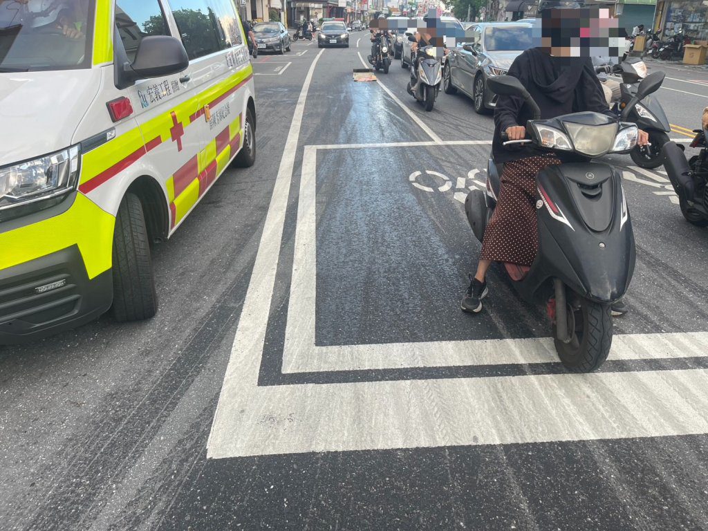 花蓮和平路這一摔　疑垃圾車油漬外漏害騎士滑倒送醫