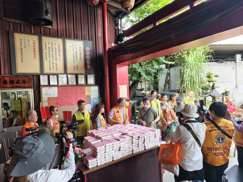 力勤農產梁俊仁攜獅友再訪普聖宮　發放愛心便當暖心送暖