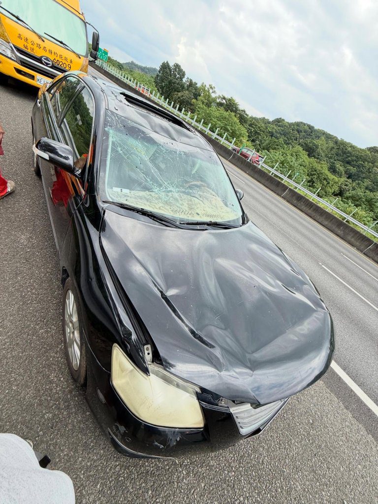 國道驚險一刻！駕駛時速近120公里　車輛引擎蓋突掀破風玻璃