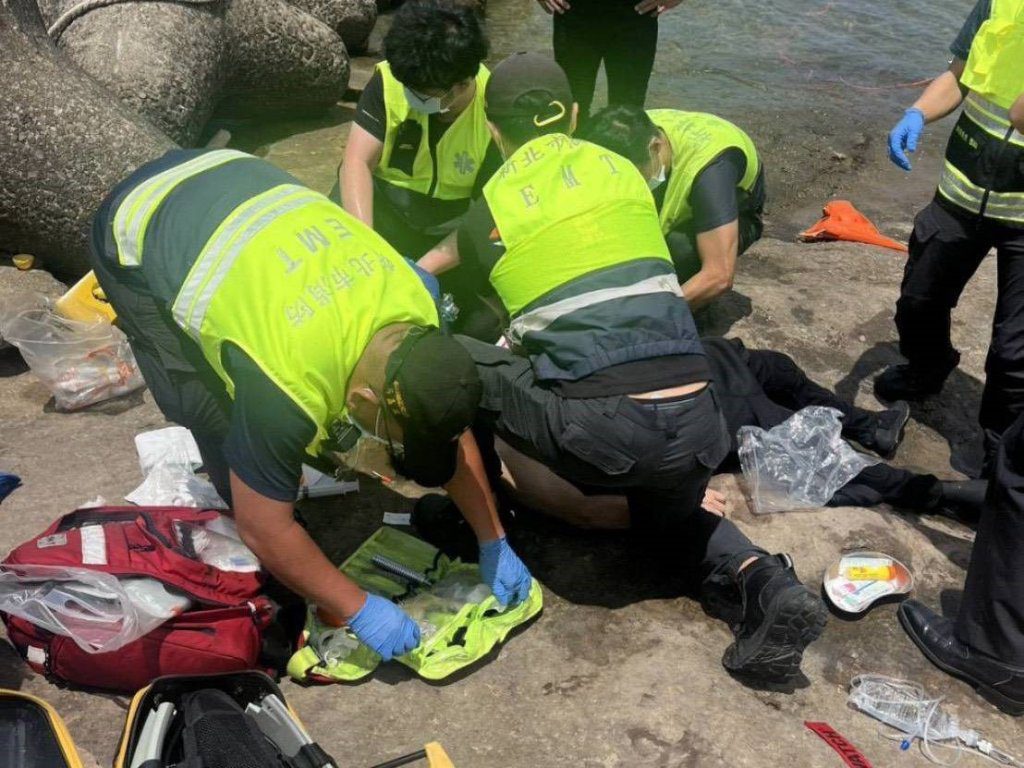 快訊／瑞芳蝙蝠洞潛水客返程突陷昏迷！友人急拉上岸消防接手送醫搶救