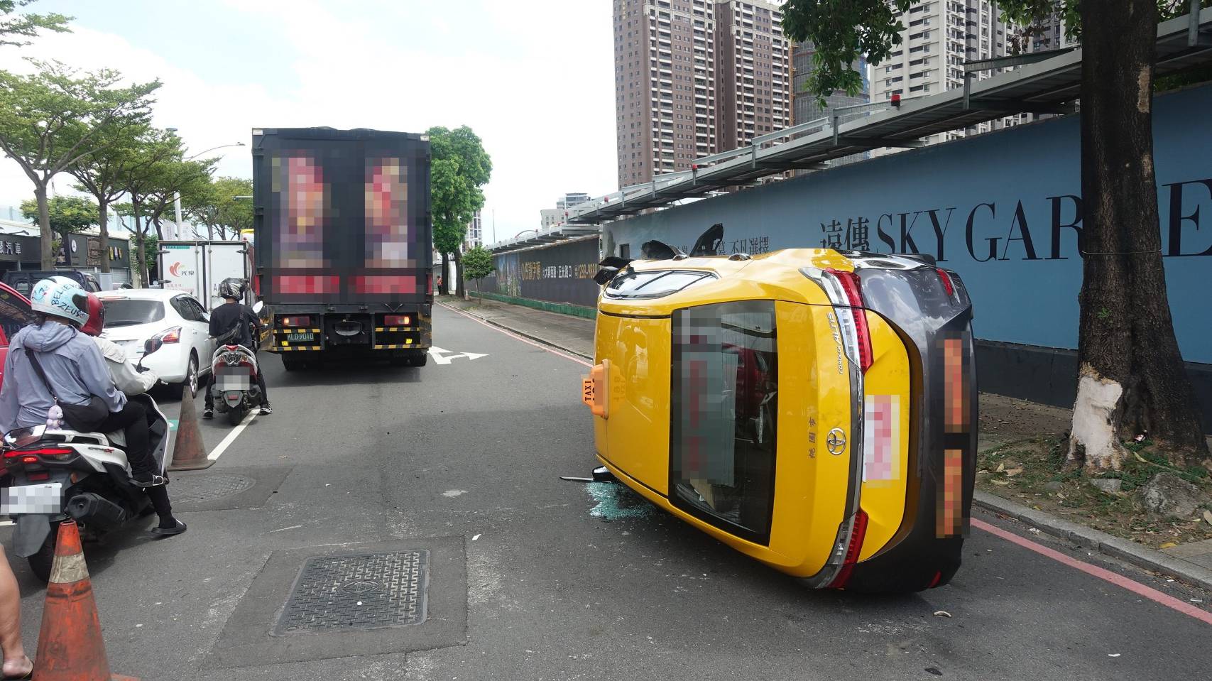 【有片】驚險瞬間!大貨車突偏移碰撞 計程車翻覆橫倒路中 【有片】驚險瞬間!大貨車突偏移碰撞 計程車翻覆橫倒路中