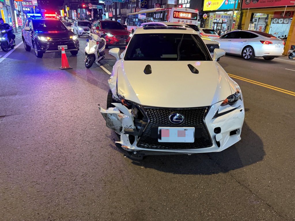 【有片】疑身體不適!桃園多元計程車撞毀消防栓 路邊兩車也遭殃 【有片】疑身體不適!桃園多元計程車撞毀消防栓 路邊兩車也遭殃