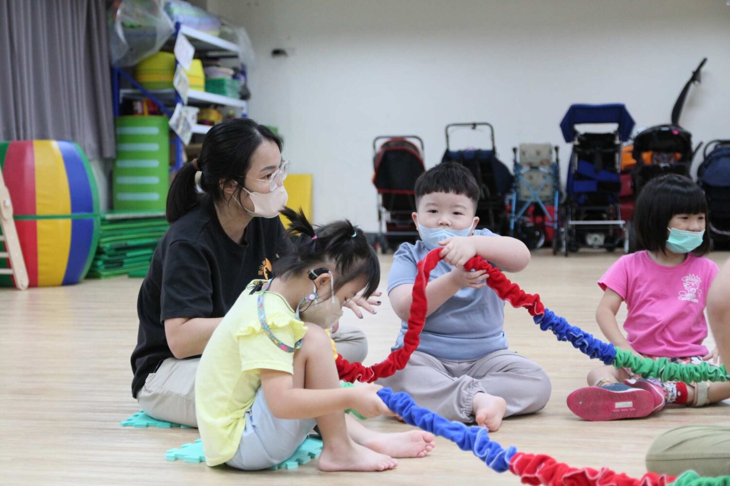 岡山身心障礙福利服務中心利用音樂治療 療育對象學習情緒表達 岡山身心障礙福利服務中心利用音樂治療 療育對象學習情緒表達