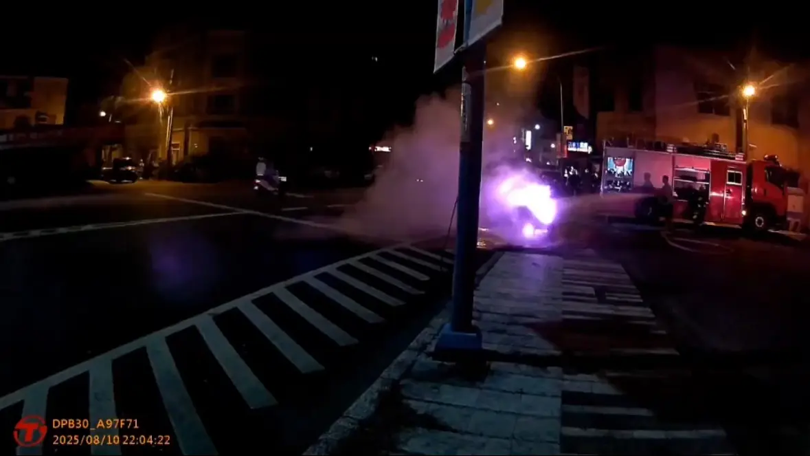 微電車行駛中鋰電池冒煙起火 吉安警協助疏散與交管 微電車行駛中鋰電池冒煙起火 吉安警協助疏散與交管