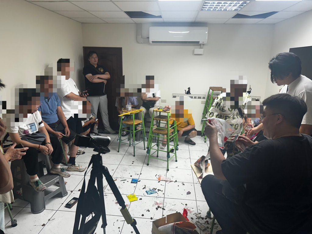 林口民宅暗藏天九牌賭場!警破門攻堅逮29人查扣賭資11萬 林口民宅暗藏天九牌賭場!警破門攻堅逮29人查扣賭資11萬
