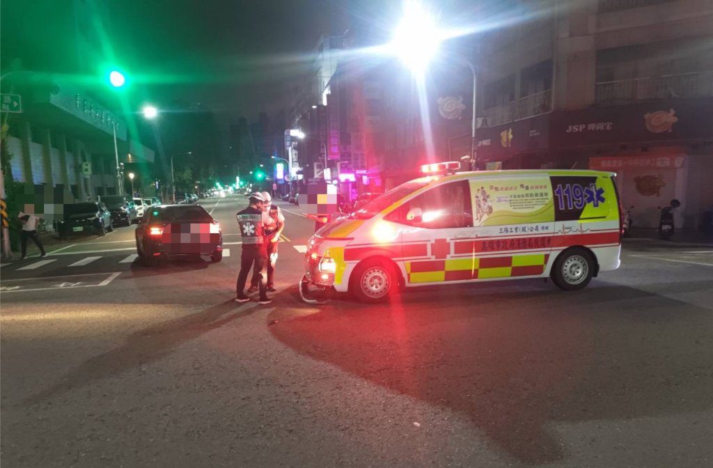 高雄驚險一刻！自小客車路口未禮讓救護車
