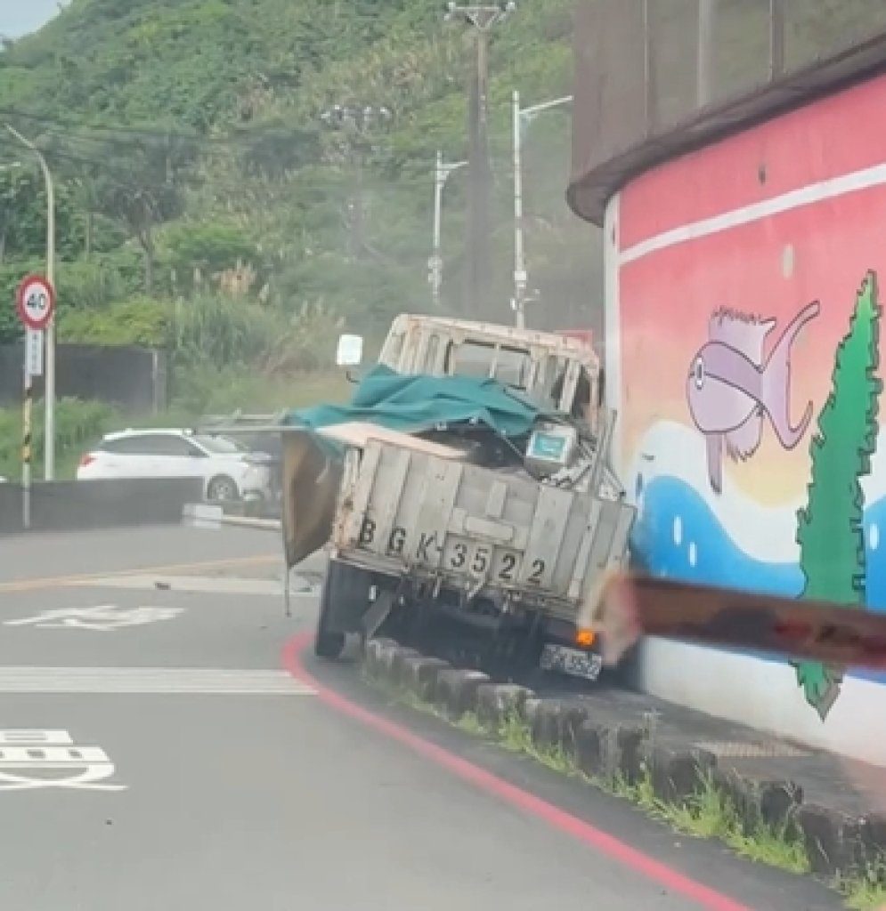 基隆外木山小貨車酒駕自撞電桿 車頭卡牆道路一度封閉 基隆外木山小貨車酒駕自撞電桿 車頭卡牆道路一度封閉
