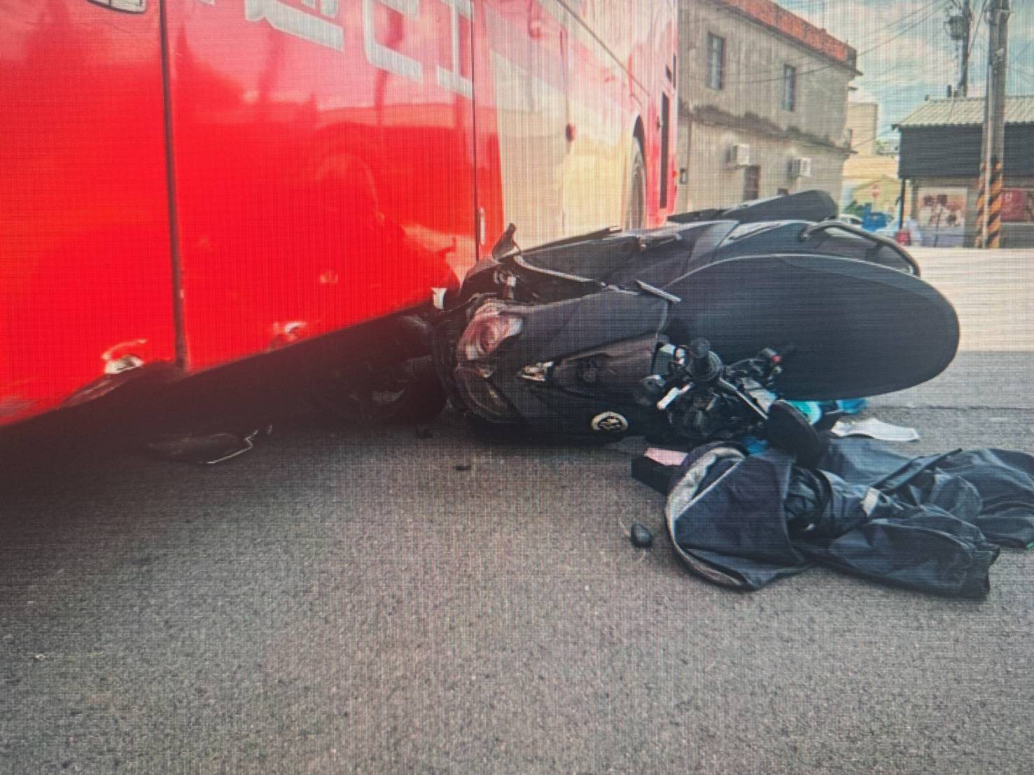 【有片】迴轉釀禍!蘆竹大客車、機車相撞 男騎士骨折送醫 【有片】迴轉釀禍!蘆竹大客車、機車相撞 男騎士骨折送醫