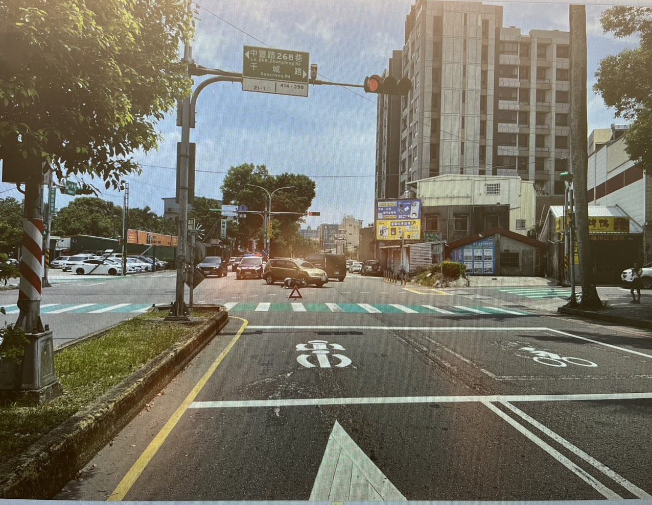 【有片】疑路口未減速 直行機車與左轉自小客碰撞 【有片】疑路口未減速 直行機車與左轉自小客碰撞