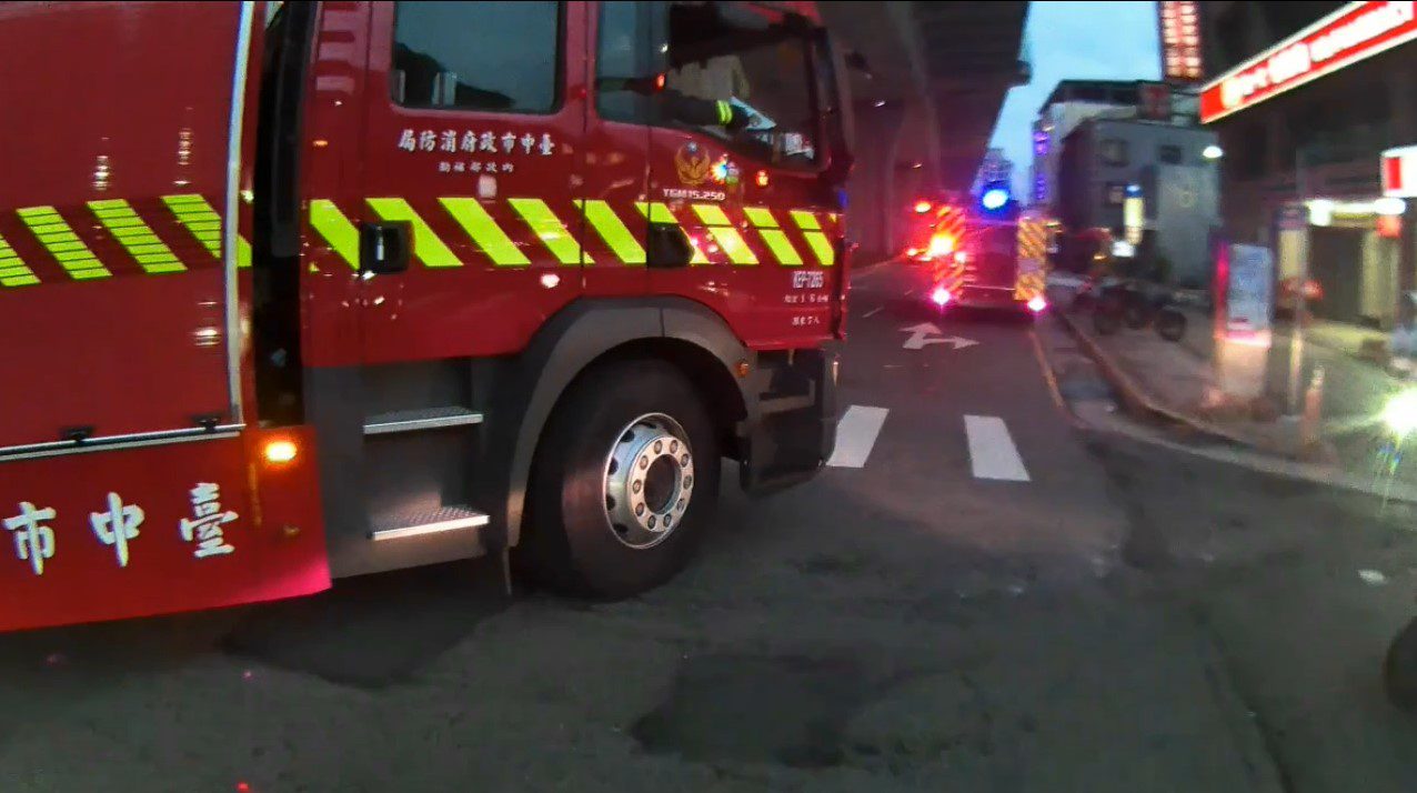 引擎室突然冒出濃煙 警員鎖皓恆全力救助 引擎室突然冒出濃煙 警員鎖皓恆全力救助