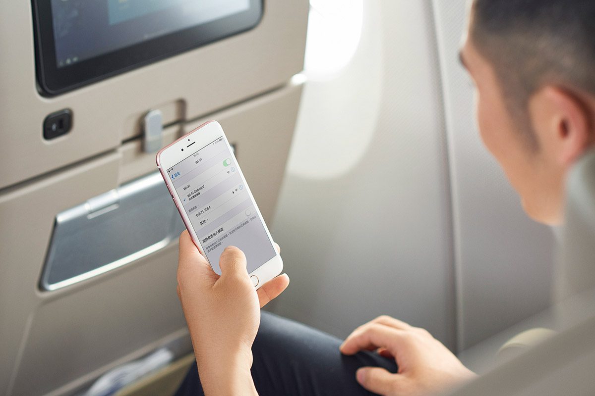 女友搭華航狂傳30則以上訊息！男網友驚呼：機上免費Wi-Fi太強大！