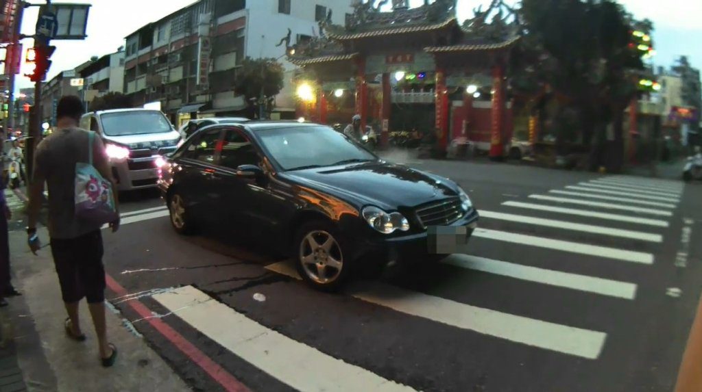 東山路口驚險一幕！警員秒察引擎冒煙 神救援阻火燒車