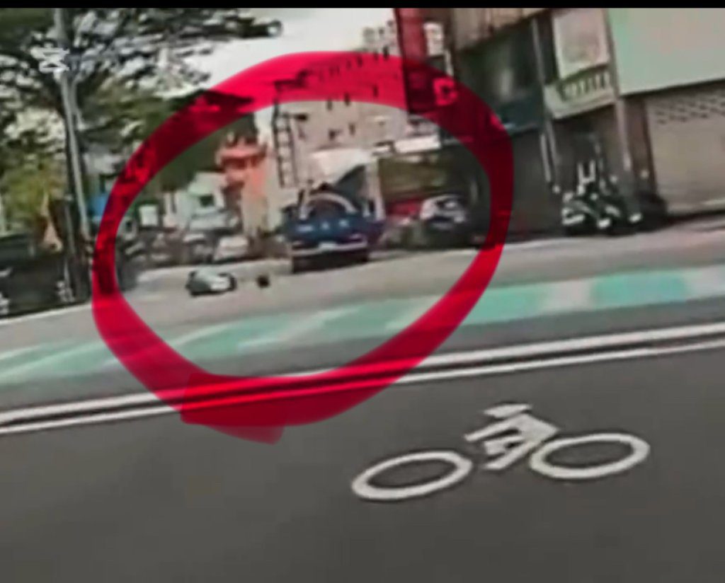 彰化員林死亡車禍！祖孫左轉遭貨車猛撞　阿嬤捲車底不治、孫受傷