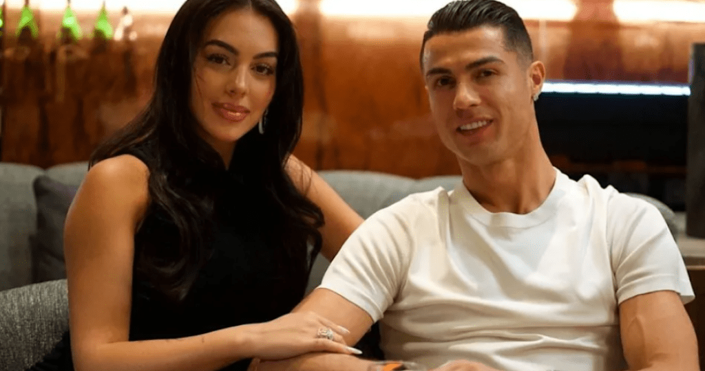 C羅與喬治娜訂婚！曬「超巨大鑽戒」櫃姐成巨星未婚妻