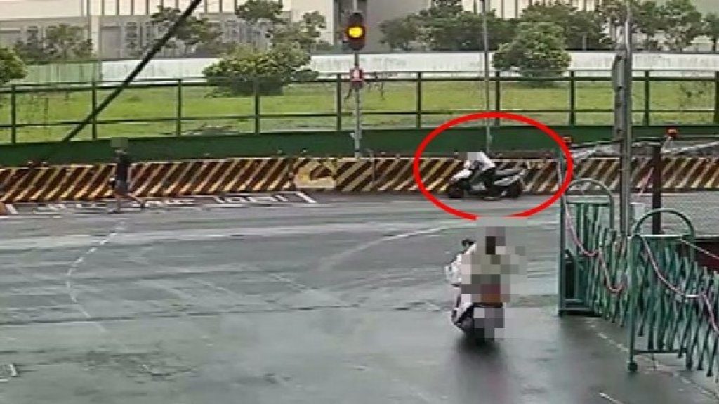 太嚇人！土城機車騎士突遭乘客揮拳暴揍　警：朋友口角