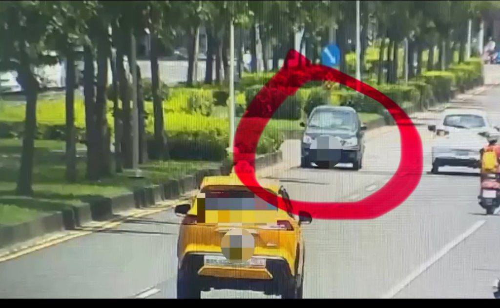 高雄九如四路驚現「行走炸彈」！74歲女駕駛逆向遭警當場攔查開罰