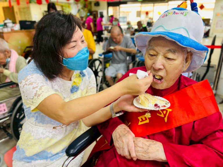 新竹榮家慶賀榮民沈志明百歲壽辰　父子雙手緊握見證幸福