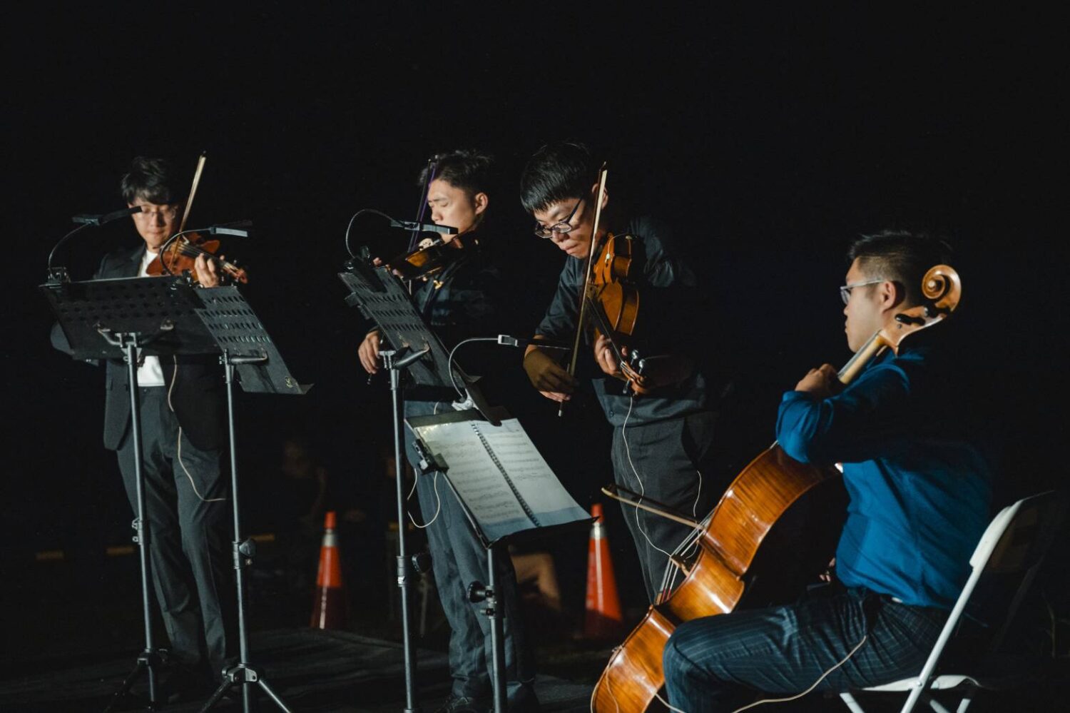 颱風前夕浪漫不退！2025池上大坡池光雕音樂會熱氣球搭配煙火點亮夜空