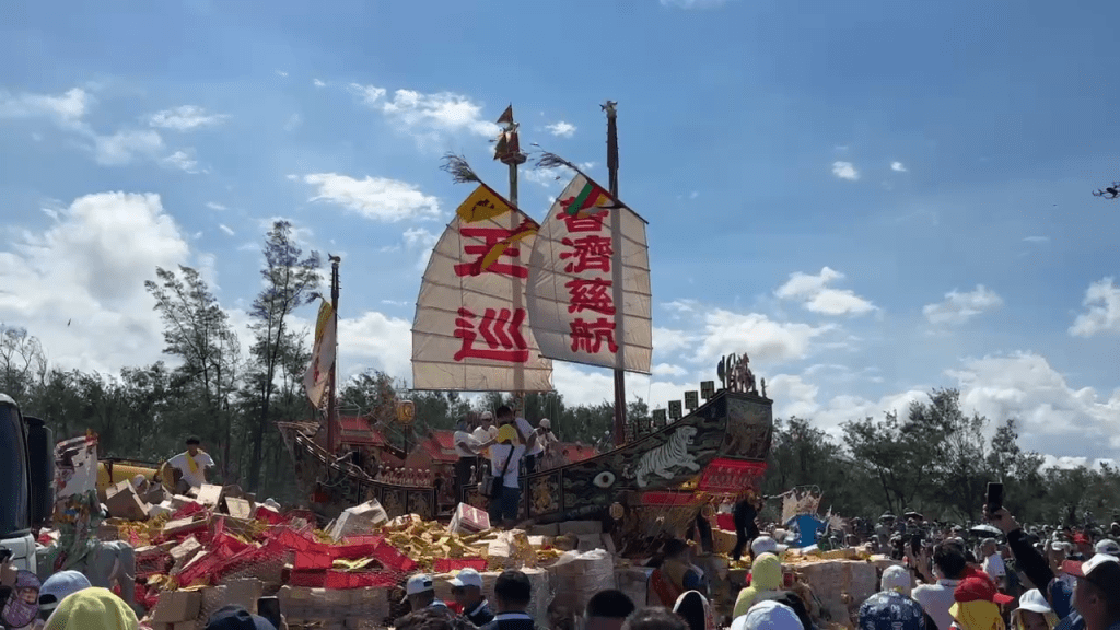 緣分到！燒王船隔天挖寶　夫妻一口氣找到4枚「龍銀」