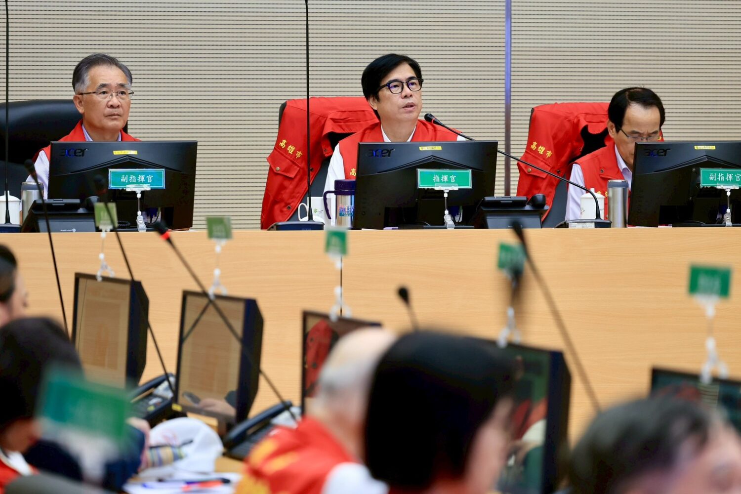 高雄明天停班停課 陳其邁籲市民提高警覺、落實防颱準備 高雄明天停班停課 陳其邁籲市民提高警覺、落實防颱準備