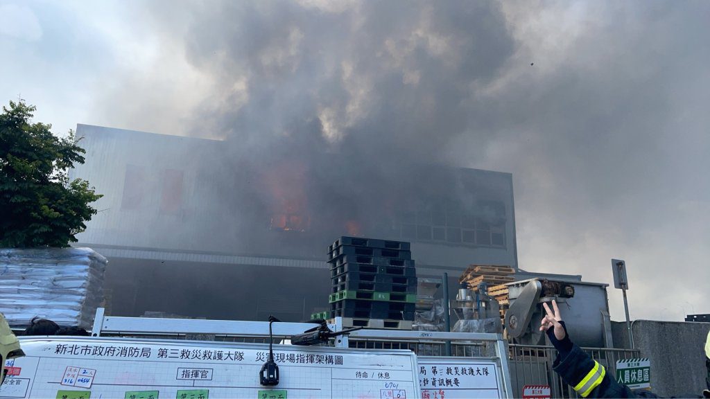 快訊／八里鐵皮工廠火警！濃煙竄天強風吹襲影響高架道路視線